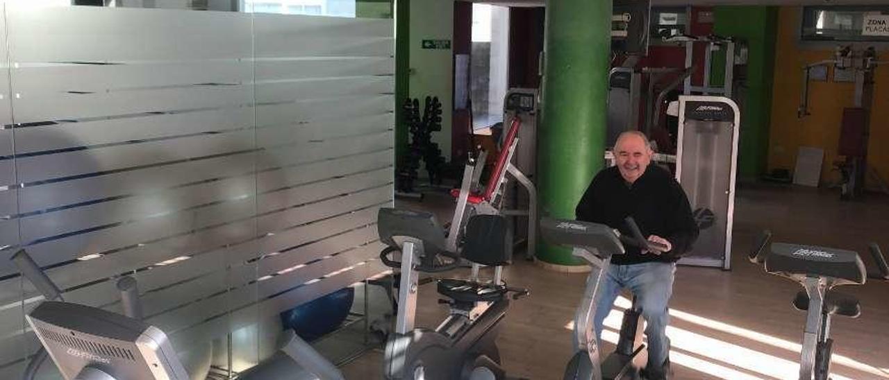 Bernardino Faro Lagoa, haciendo ejercicio en el gimnasio familiar, ahora precintado. // G.N.