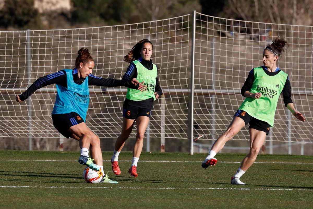 Las jugadoras madridistas Babett Peter, Maite Oroz y Esther González, en la sesión preparatoria de Las Rozas.