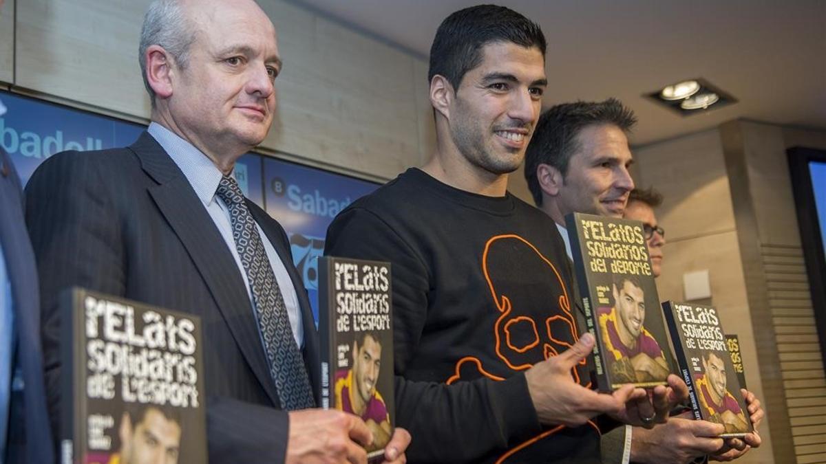 Tomàs Varela (Banc Sabadell), Luis Suárez y Jordi Romañach (El Corte Inglés) en la presentación del libro 'Relatos solidarios del Deporte' del 2016.