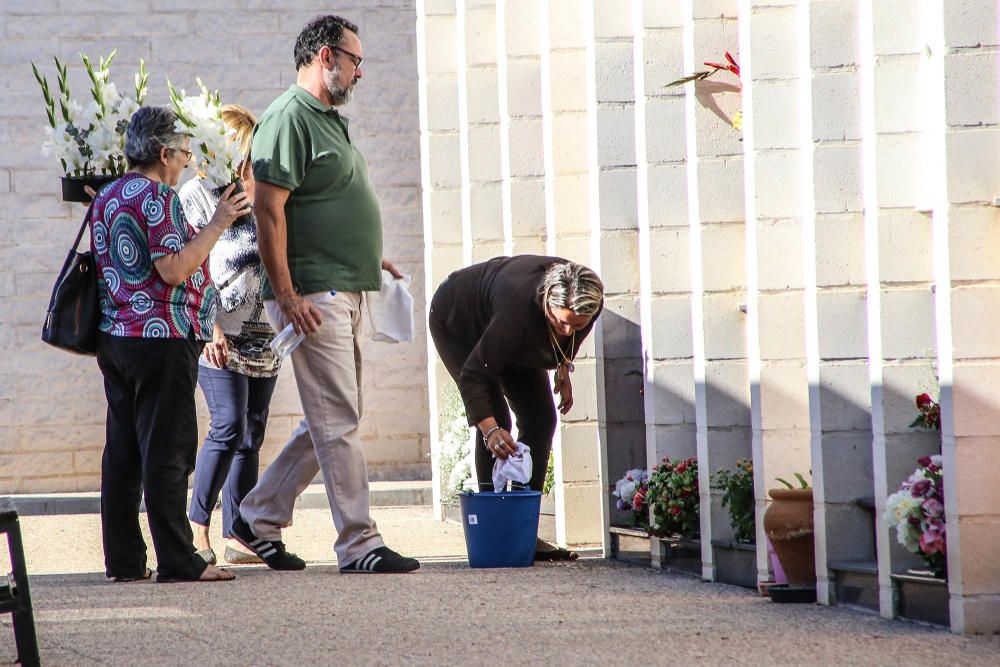 Visita al cementerio de Torrevieja en Todos los Sa