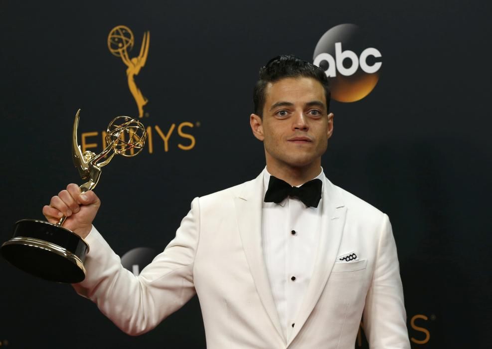 El galardón al mejor actor dramático fue a parar a Rami Malek, el introvertido y huidizo pirata informático del thriller cibernético "Mr. Robot",