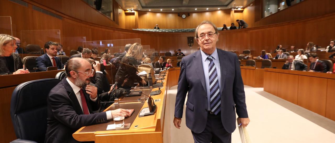 El consejero de Hacienda del Gobierno de Aragón, Carlos Pérez Anadón, llega a la tribuna para defender los presupuestos de 2023.