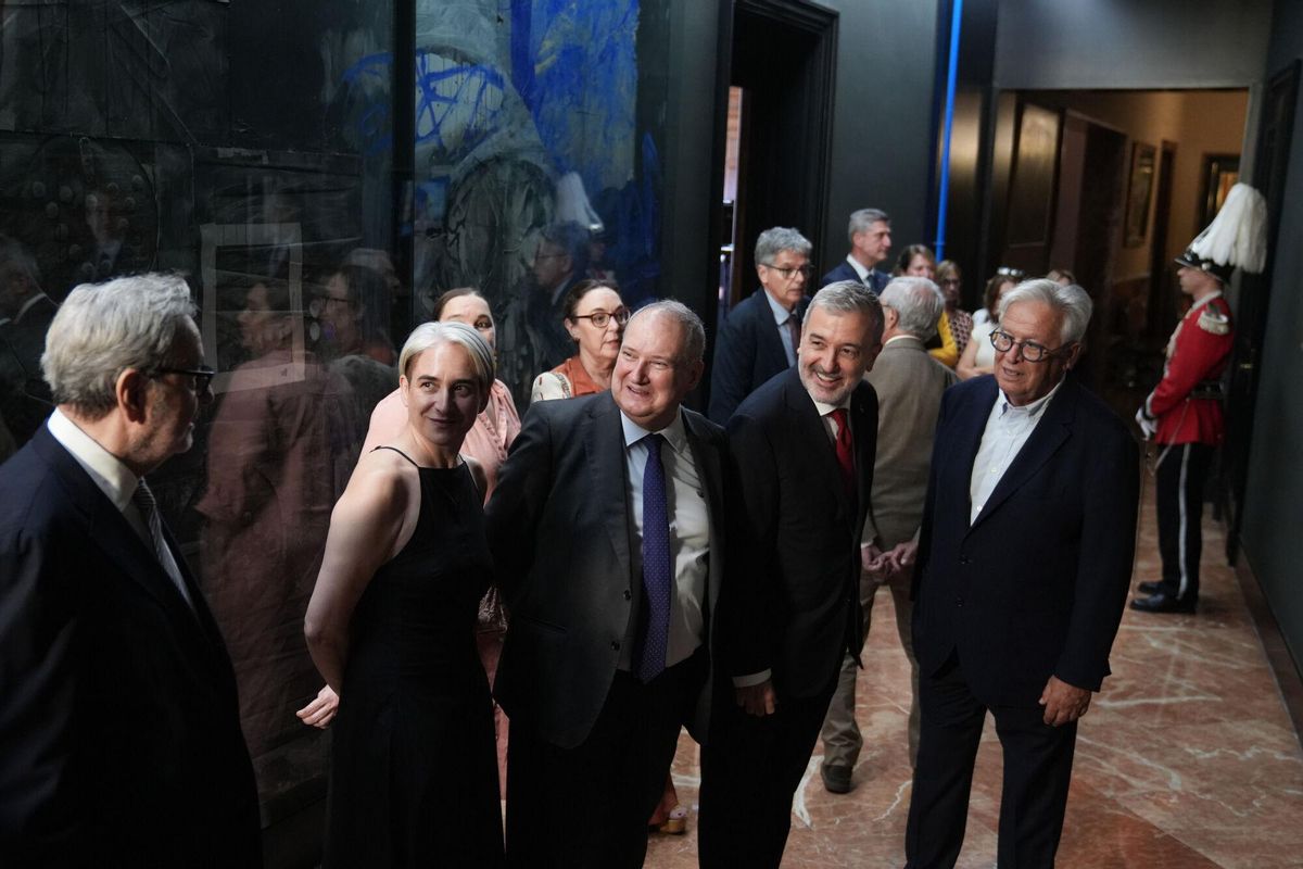 (I-D) El exalcalde de Barcelona, Narcís Serra, la exalcaldesa de Barcelona, Ada Colau, el ministro de Industria y Turismo y exalcalde de Barcelona, Jordi Hereu, el alcalde de Barcelona, Jaume Collboni, y el exalcalde de Barcelona, Joan Clos, durante la presentación de la galería que acoge las fotografías oficiales de los alcaldes de la ciudad, en el Ayuntamiento de Barcelona, a 16 de julio de 2025, en Barcelona, Catalunya (España). 16 JULIO 2025;FOTOGRAFÍAS;RETRATOS;ALCALDES;EXALCALDES;BARCELONA David Zorrakino / Europa Press 16/07/2025. ADA COLAU BALLANO;JAUME COLLBONI;JOAN CLOS;JORDI HEREU;NARCÍS SERRA;David Zorrakino