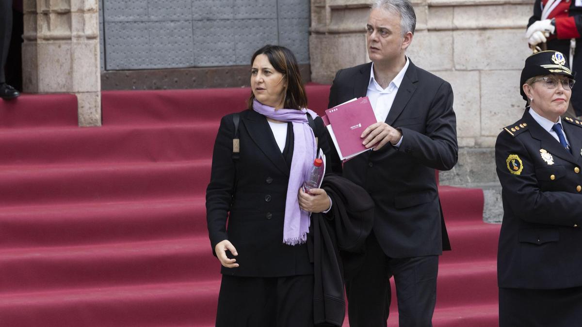 Rosa Pérez Garijo y Héctor Illueca hablan a la entrada de los Premios Jaume I.