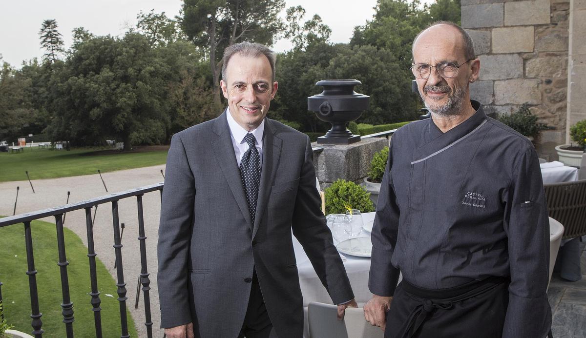 PERALADA (ALT EMPORDA) GASTRONOMIA. Nou restaurant Castell Perada. Toni Gerez (ESQ) Xavier Sagristà (DRETA). Plat de Sarsuela. 26/07/16 FOTOGRAFIA DE JORDI RIBOT PUNTÍ