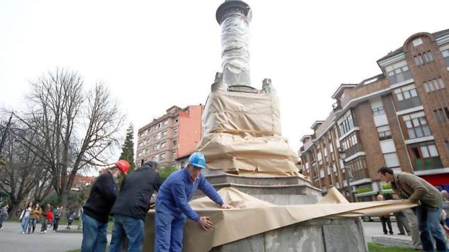 Trabajadores de Duro empapelan, en 2011, la estatua de Pedro Duro para «trasladarla» a Gijón.