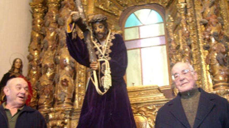 Francisco García, a la izquierda, y Evaristo Lombardero, ayer, flanqueando al Nazareno.