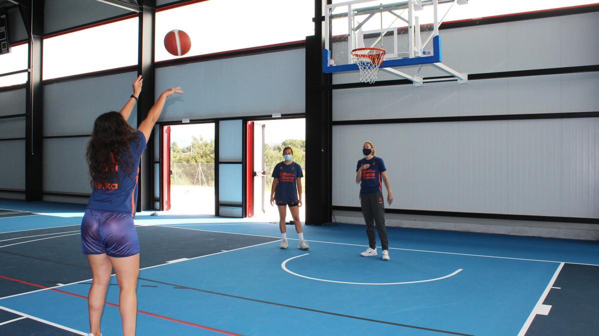 Laura y Candela alumnas entrenando en la cancha de baloncesto.