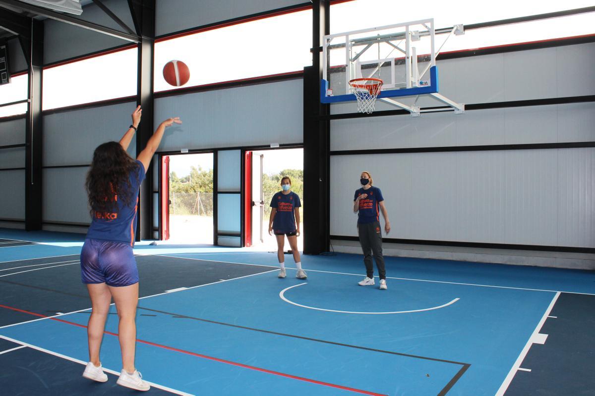 Laura y Candela alumnas entrenando en la cancha de baloncesto.