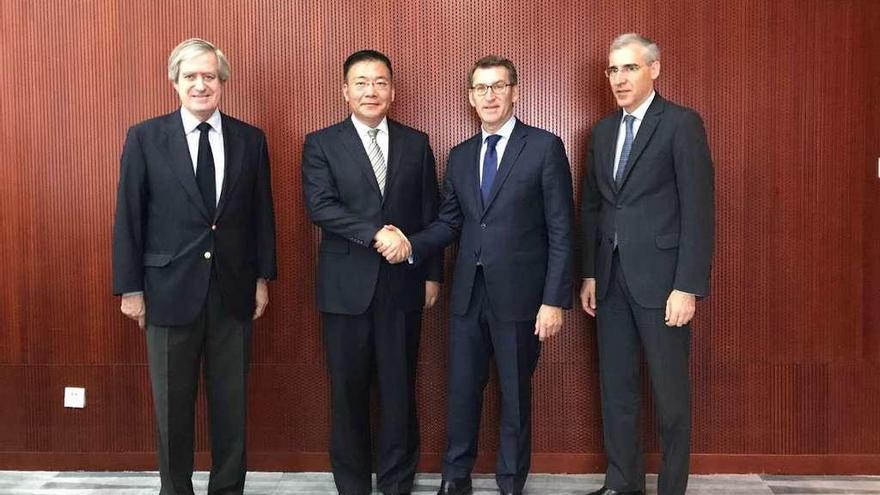 El embajador español, el viceministro chino de Relaciones Internacionales, Feijóo y Francisco Conde.//FdV