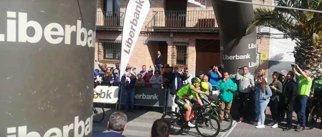 Sánchez Zidoncha levanta el brazo pese a cruzar la meta detrás de Noel Martín, al que tapa en la imagen, en la polémica llegada del Trofeo Olías del Rey disputado el domingo.