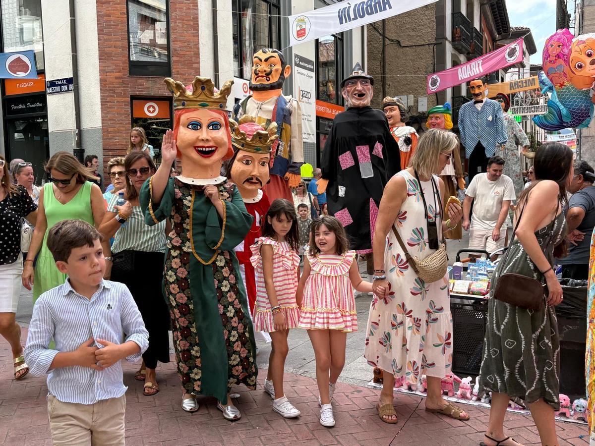 Gigantes y cabezudos animan Cangas del Narcea Gigantes y cabezudos animan Cangas del Narcea