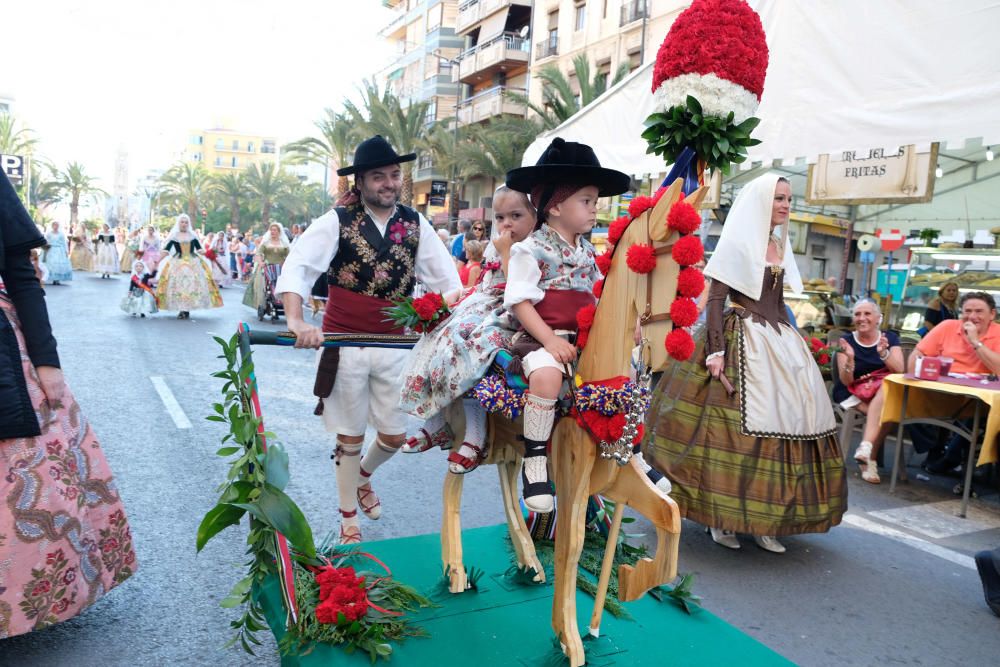 Los festeros aprovechan la Ofrenda para protestar contra la violencia de género con flores y lazos morados