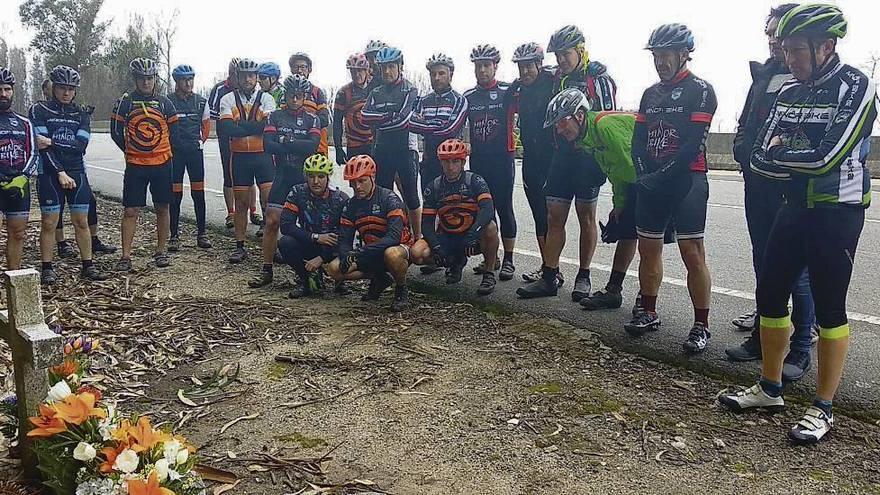 Un grupo de deportistas deposita flores en el lugar del atropello múltiples de A Guarda.