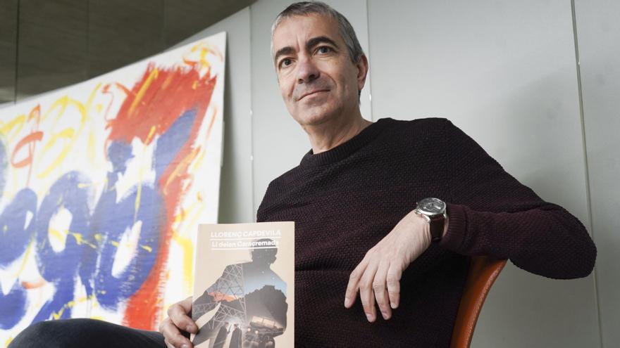 Llorenç Capdevila amb la seva darrera novel·la, &quot;Li deien Caracremada&quot;