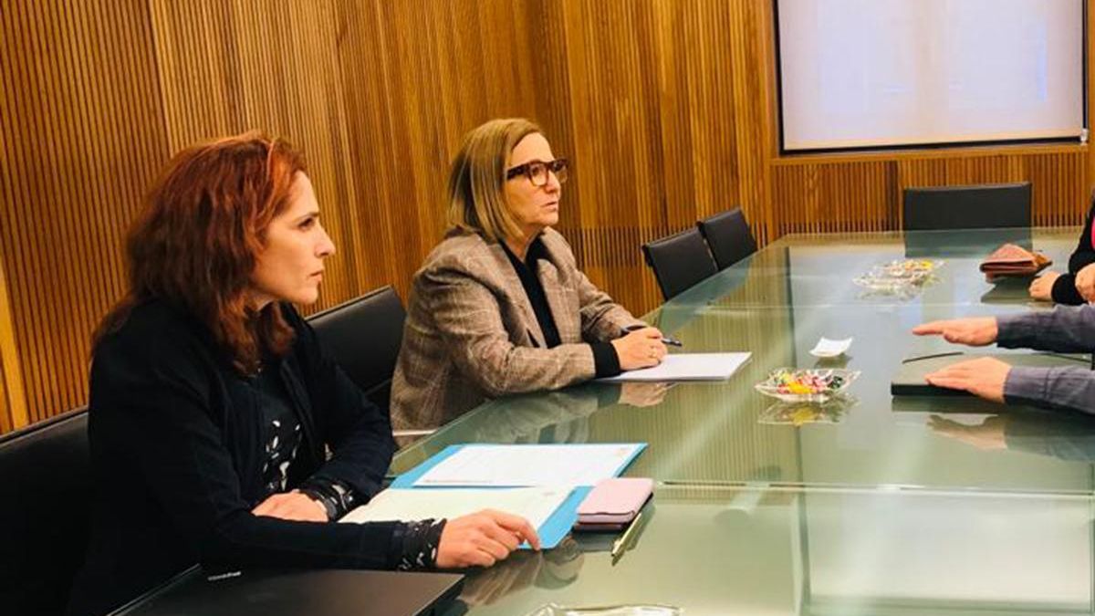 La presidenta de la CHD, María Jesús Lafuente (derecha) con la comisaria de Aguas en una reunión.