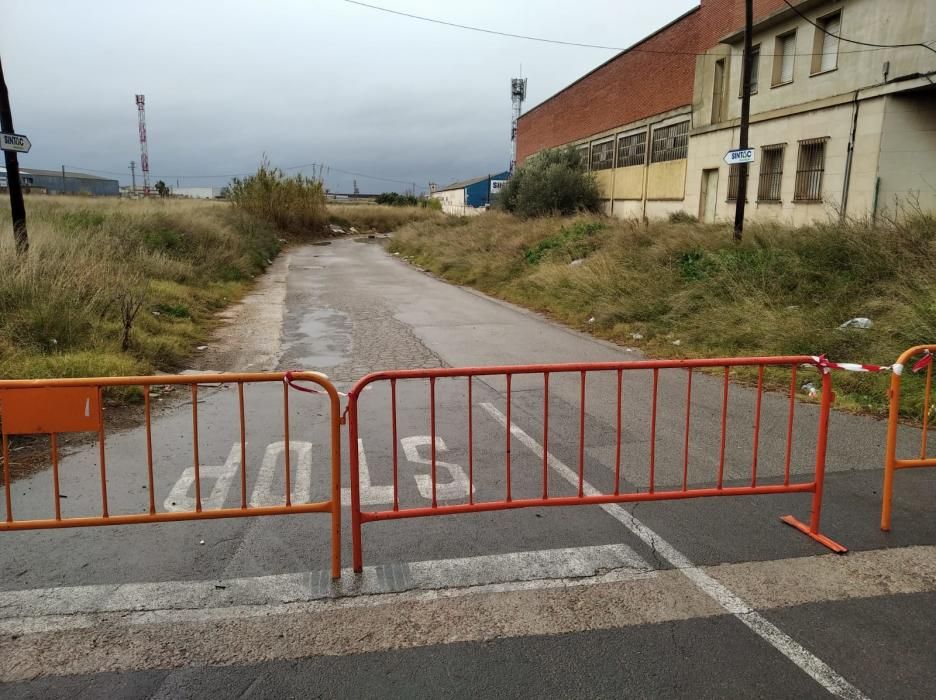 Camino cerrado en Quart de Poblet.