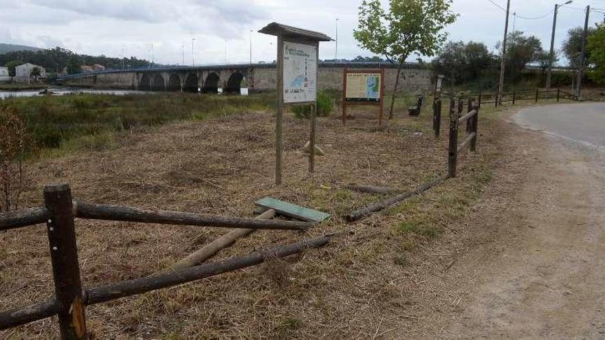 El área recreativa, próxima al puente de Castrelo, ayer. // Noé Parga