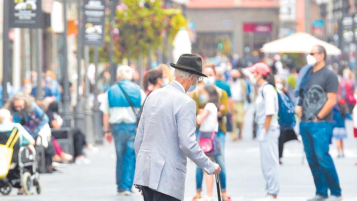 Un señor con bastón pasea por la calle Triana, en la capital grancanaria.