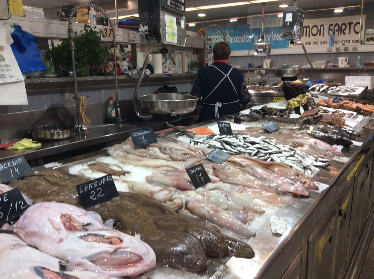 Más pescado en los mercados de A Coruña tras desconvocar la flota el paro por el alza del gasóleo