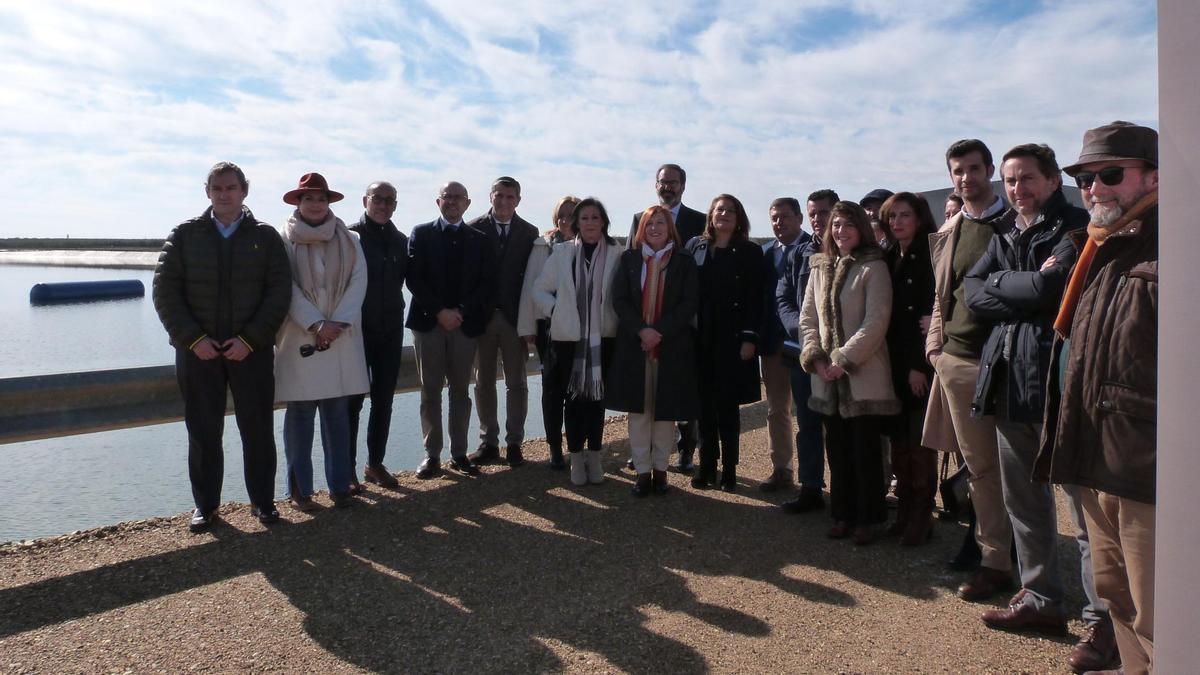 La consejera de Agricultura ha visitado la nueva balsa de riego.