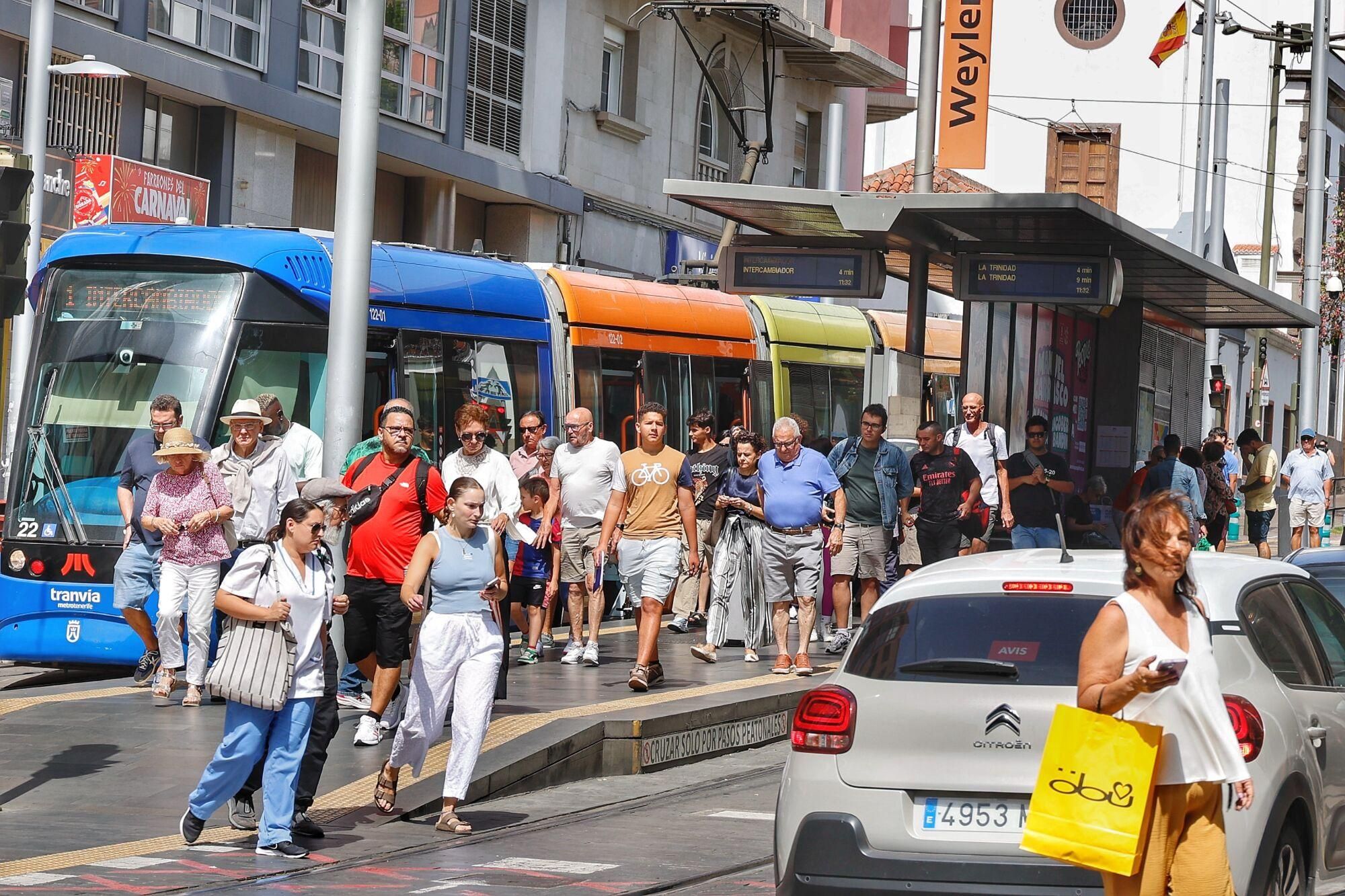 Colas en las paradas del tranvía en Tenerife
