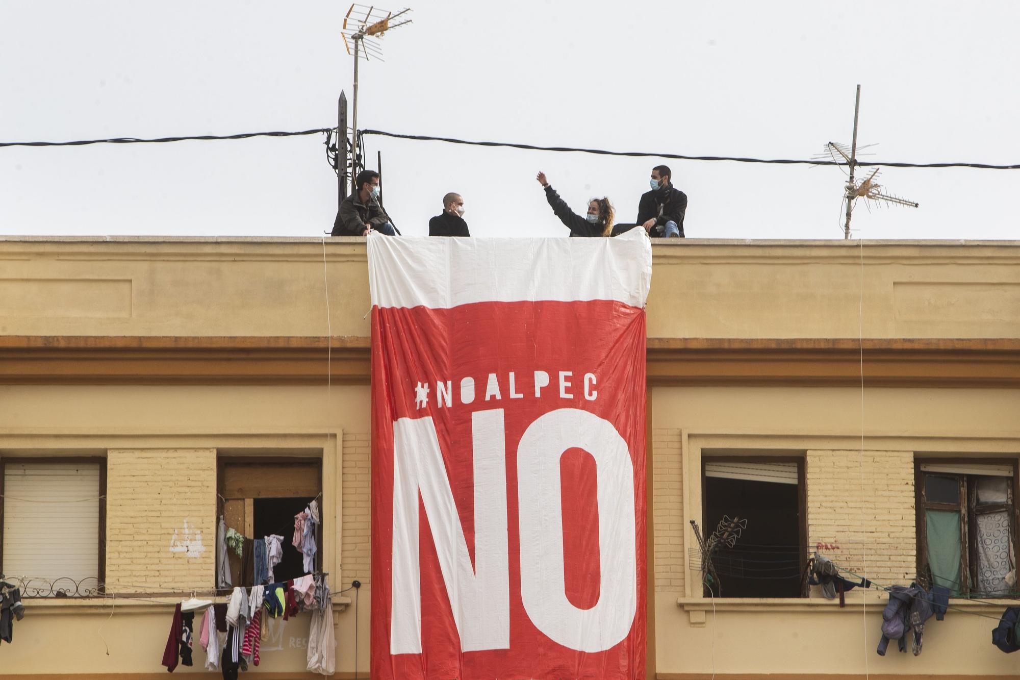 La llamativa protesta de vecinos del Cabanyal contra el PEC