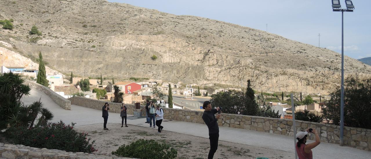 Los localizadores fotografiando el casco antiguo de Villena.