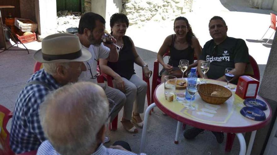 Un grupo de personas disfruta del pulpo en la reciente feria ganadera de Porto.