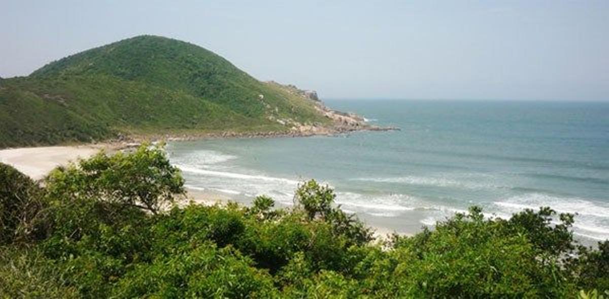 Bahía de Praia do Rosa, en Brasil.