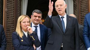 La primera ministra italiana, Giorgia Meloni, y el presidente de Túnez, Kaïs Saied, conversan durante la visita de la primera el pasado martes.