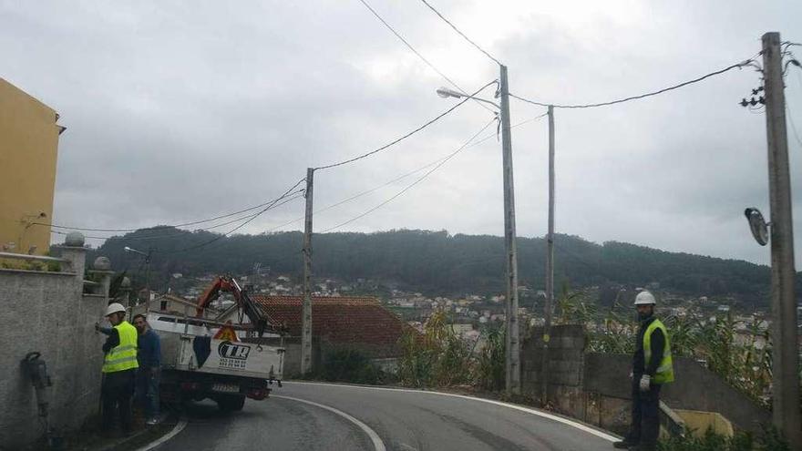 Operarios trabajando en la zona en la que se registró el accidente. // Gonzalo Núñez