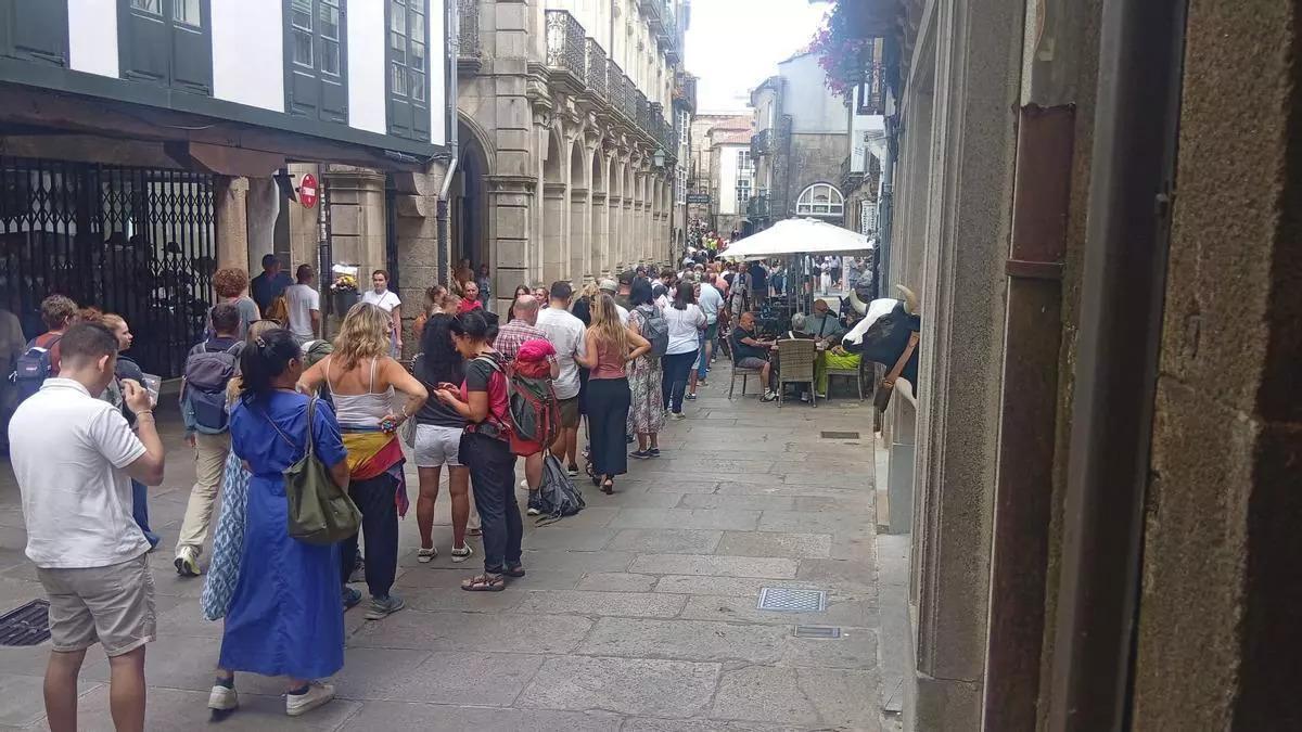 Las colas para acceder al interior de la Catedral compostelana se incrementaron notablemente en estes últimos días de agosto