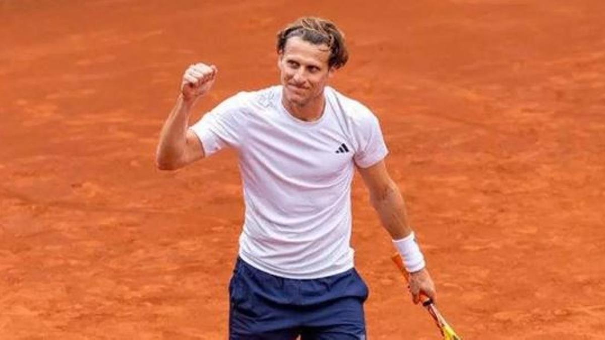 Diego Forlán con una raqueta de tenis