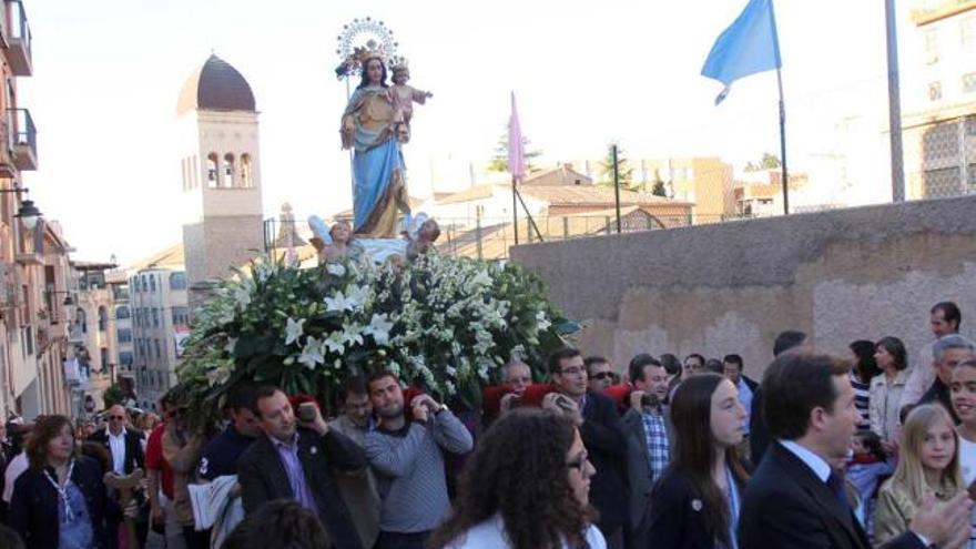 La imagen de María Auxiliadora salió del Camet a hombros de un grupo de hombres.