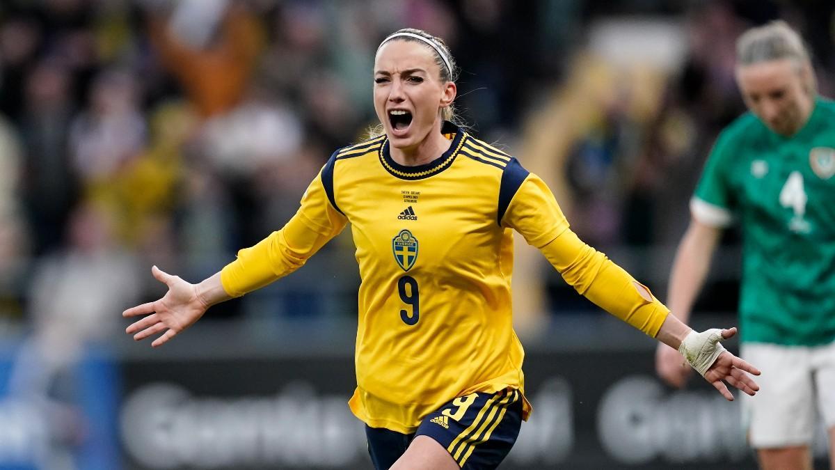 Asllani celebrando el gol que daba la clasificación de Suecia al Mundial 2023