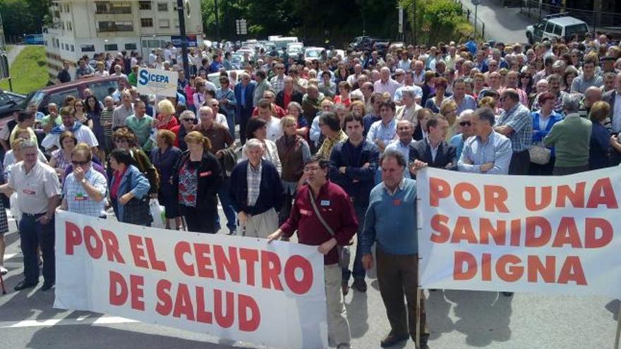 Manifestación en 2010 para reclamar el centro de salud en La Cortina.
