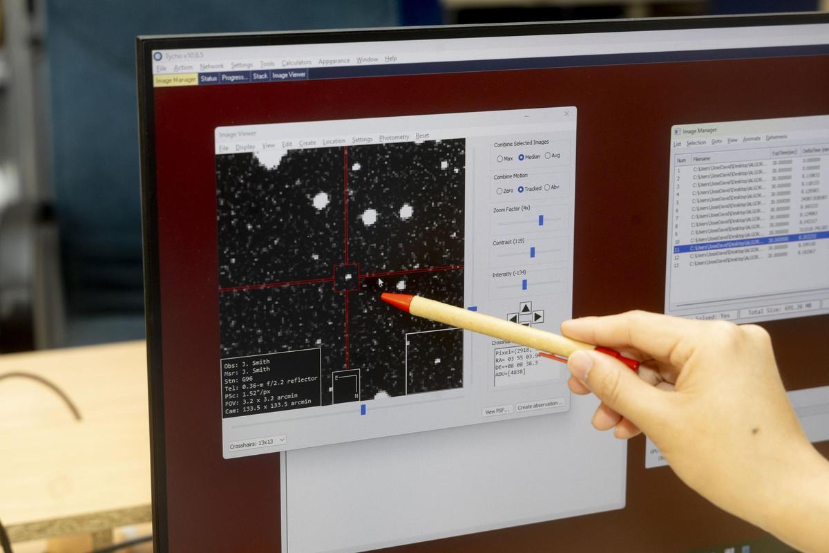 El doctorando que dirige la investigación sobre los planetas perdidos, con el programa que ha diseñado.
