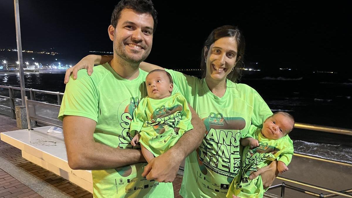 Leo y Garoé posan con sus retoños con sus camisetas de la San Silvestre LPGC