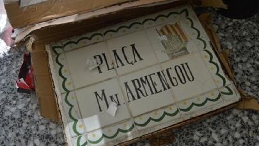 La placa de la plaça de Mossèn Armengou remesa a les oficines de Regió7 de Berga