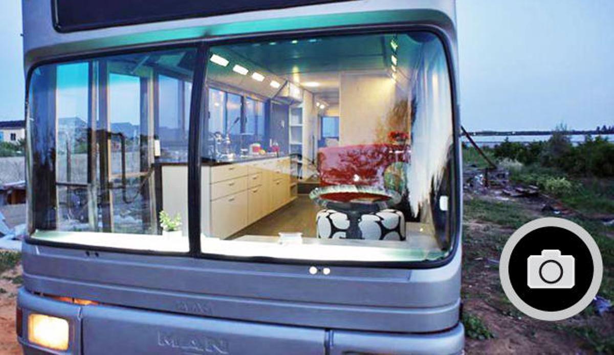 Exterior del autobús convertido en casa.
