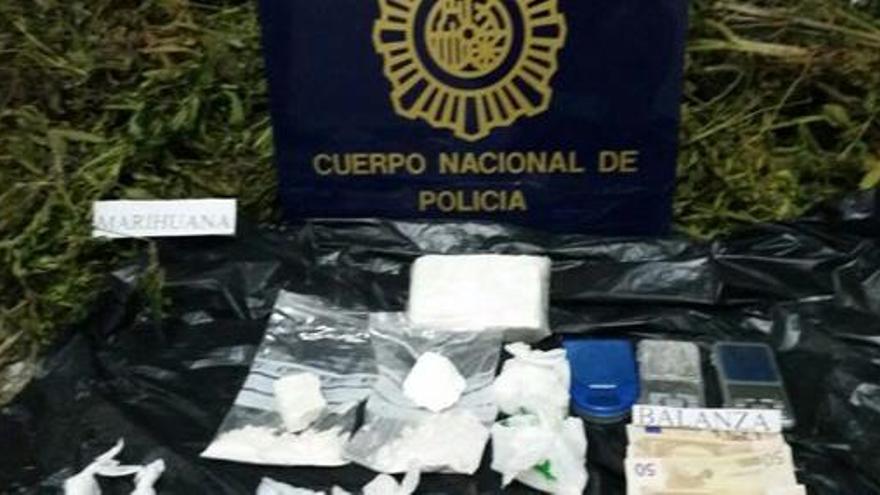 Detienen a tres personas por cultivar marihuana en una plantación de 250 m2