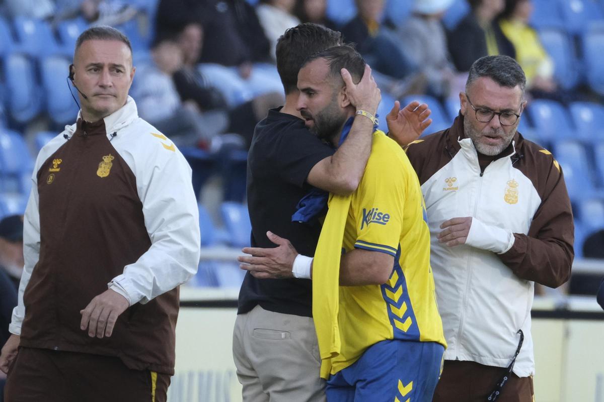 Luis García abraza a Jesé Rodríguez tras cambiarlo por Iker Bravo en el minuto 62 de partido