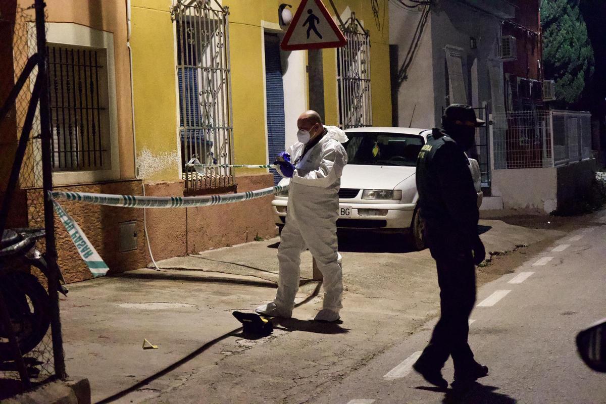 Agentes de la Guardia Civil, en la vivienda de Monteagudo donde se halló el cuerpo.