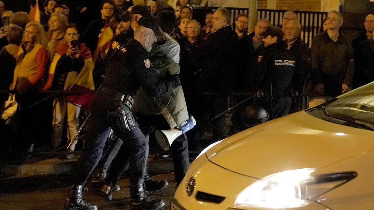 Vito Quiles en el momento de su detención en la protesta en la calle Ferraz.