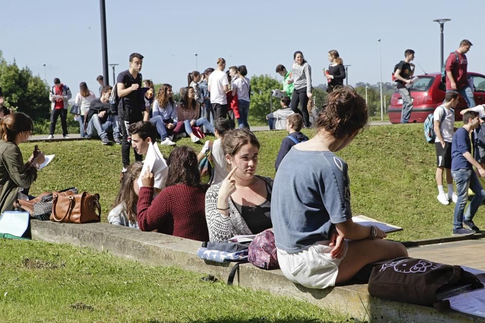 Alumnos se examinan de la PAU en Gijón