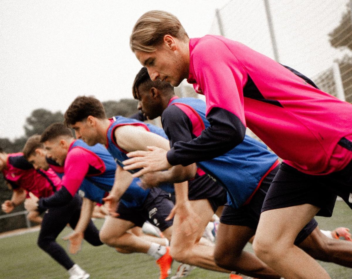 Varios jugadores de la SD Huesca, durante una sesión de entrenamiento.