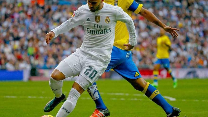 Jesé Rodríguez conduce el balón perseguido por Aythami Artiles.