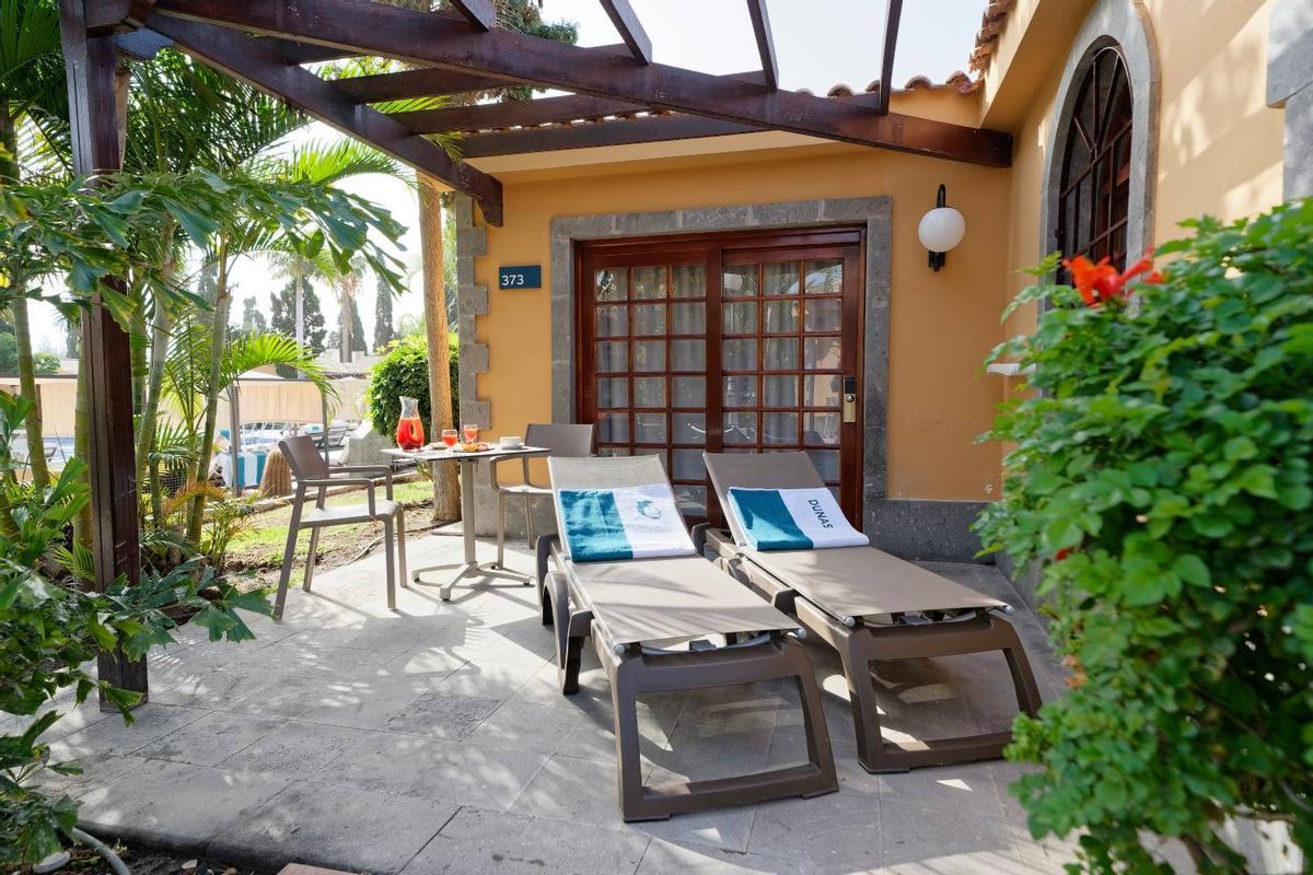 Envuelto en exuberantes jardines y una cuidada vegetación, Maspalomas Villas by Dunas 4* Superior es un oasis de paz.