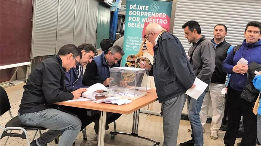 Vendedores del Mercado Central durante la votación de ayer.  levante-emv